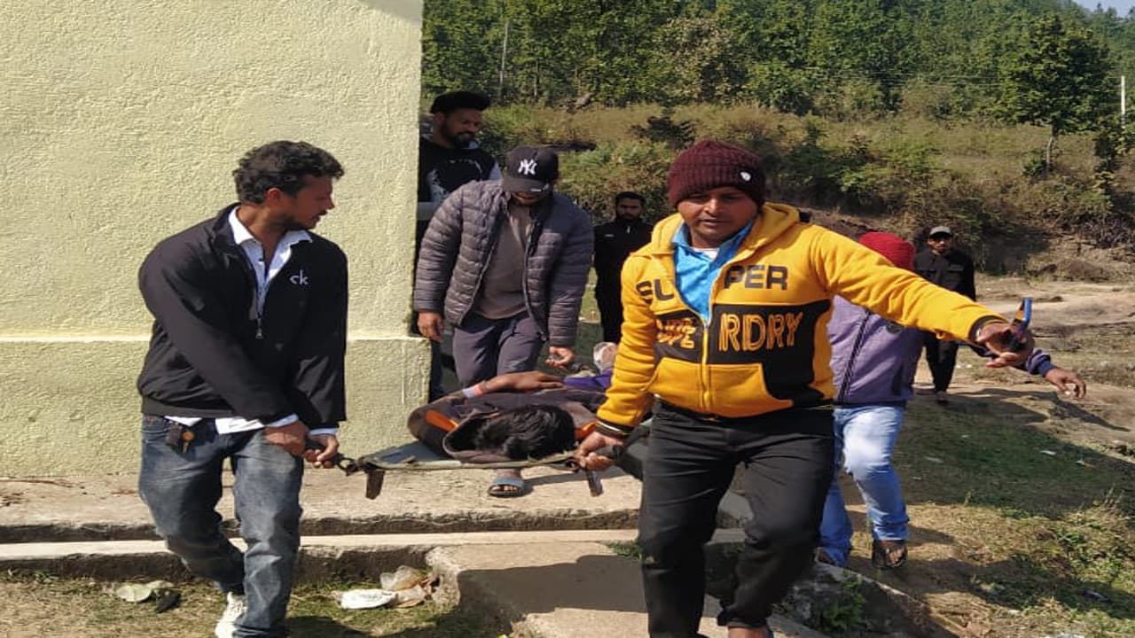 Jharkhand news: ललपनिया के छरछरिया झरना के पास युवक को मारी गोली, रिम्स रेफर, पुलिस जांच में जुटी