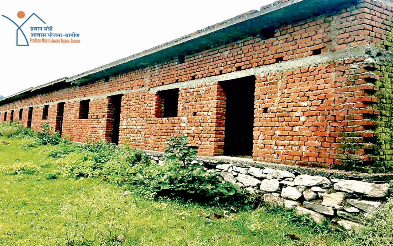 धनबाद के सिनीडीह में 63 पीएम आवास का काम अधूरा, राशि की हो गयी निकासी, लाभुकों ने साधी चुप्पी