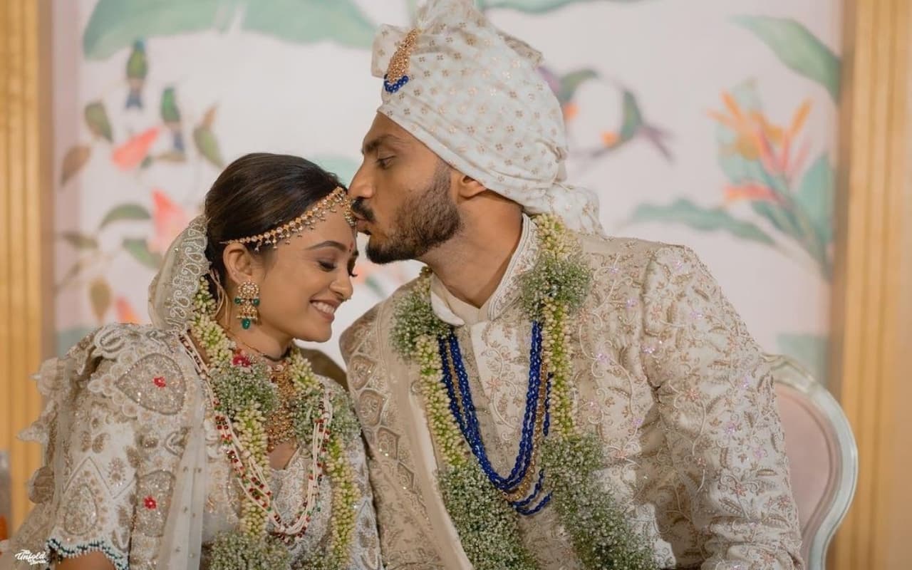 PHOTOS: अक्षर पटेल ने मंगेतर मेहा संग लिए सात फेरे, सोशल मीडिया पर वायरल हुईं तस्वीरें