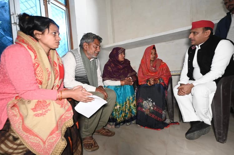 बलवंत हत्याकांड: परिवार से मिले अखिलेश, पत्नी को सरकारी नौकरी-एक करोड़ मुआवजा की मांग, लगाए ये आरोप...