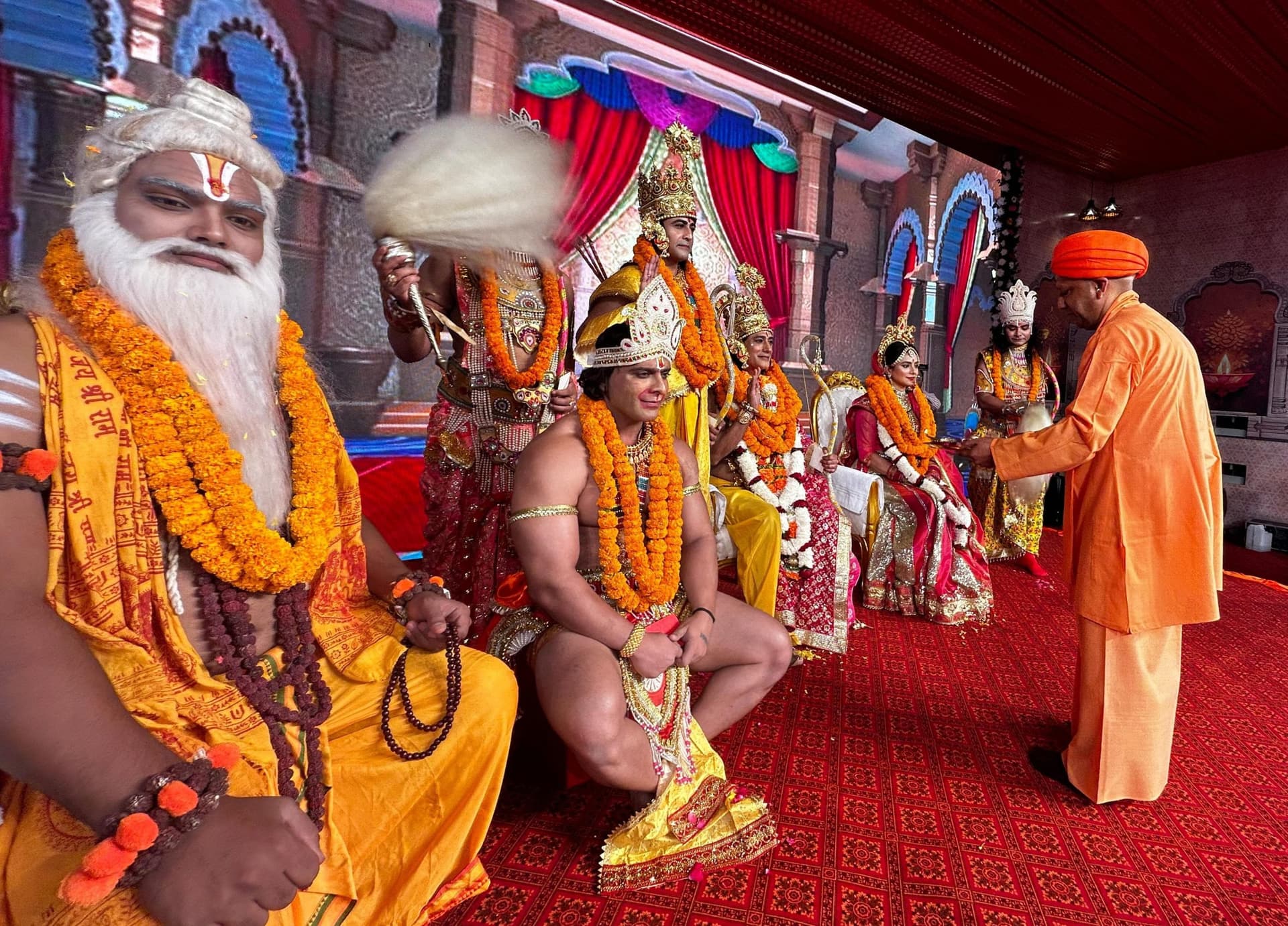 Ayodhya Deepawali: अयोध्या पहुंचे भगवान श्रीराम, माता सीता, लक्ष्मण, सीएम योगी ने खींचा रथ, राजतिलक किया