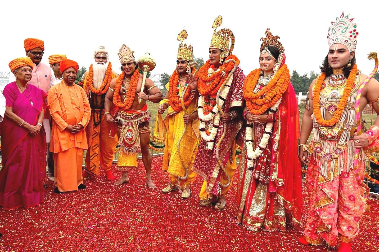 Ayodhya Deepawali 2023: अयोध्या पहुंचे भगवान श्रीराम, हेलीकॉप्टर से हुई पुष्प वर्षा, देखें फोटो