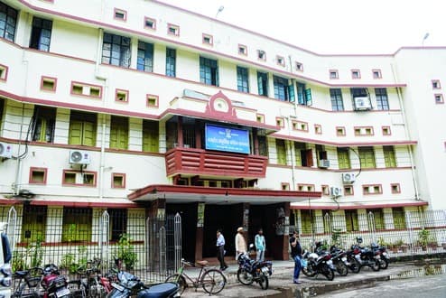 पटना के आयुर्वेदिक कॉलेज में शैक्षणिक पदाधिकारियों की भारी कमी, मान्यता पर छा सकता है संकट...