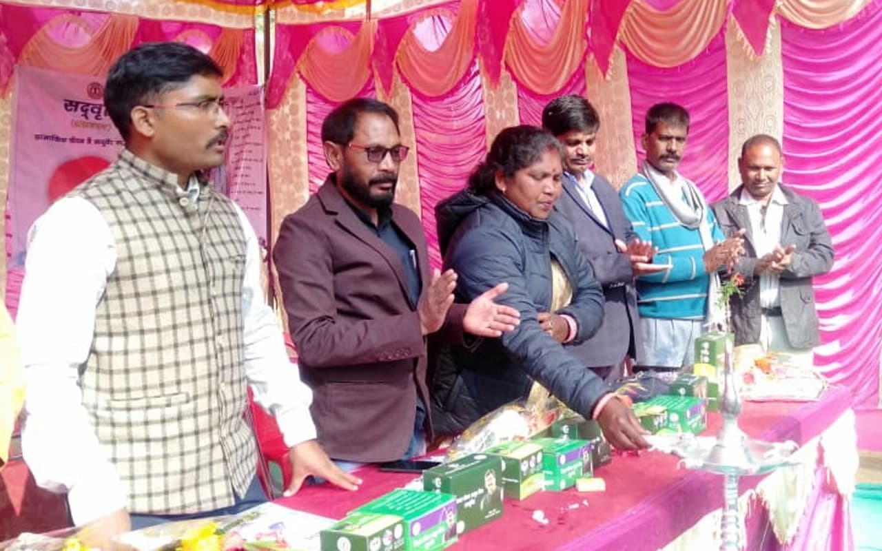 लोहरदगा में आयुष स्वास्थ्य मेला: अधिकारी ने अंग्रेजी दवा से होने वाले नुकसान की दी जानकारी