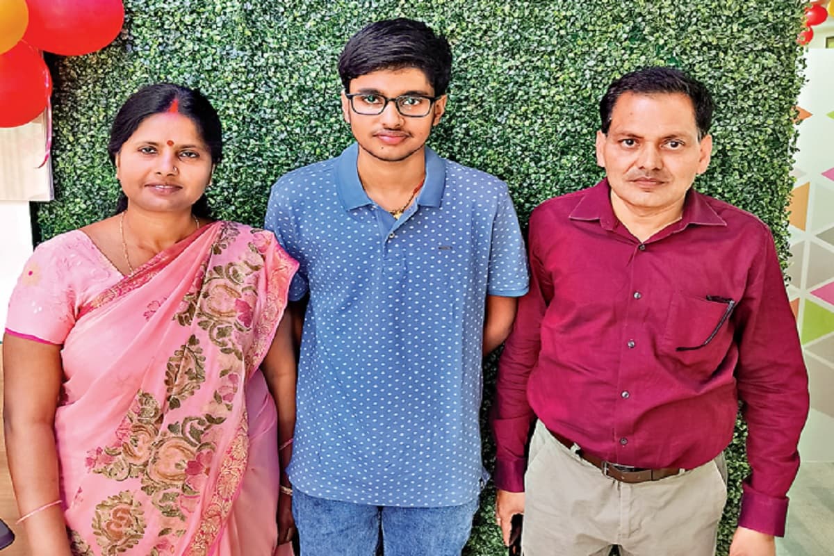 JEE Advance में रांची के आयुष बने झारखंड टॉपर, जानें कितने विद्यार्थियों ने IIT के लिए किया क्वालीफाई