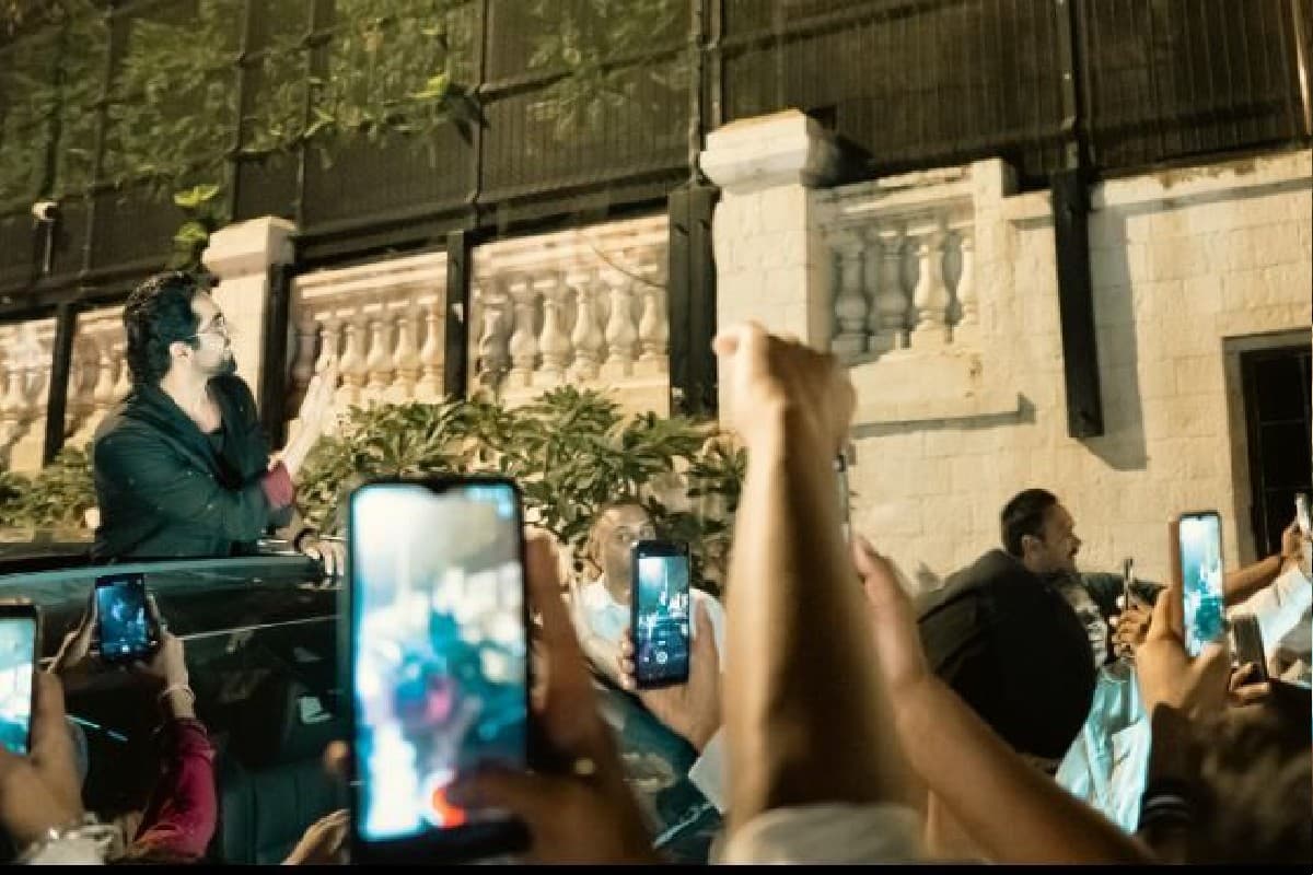 आयुष्मान खुराना ने शाहरुख खान के घर के बाहर मांगी 'मन्नत', किंग खान के सिग्नेचर स्टाइल में दिया पोज