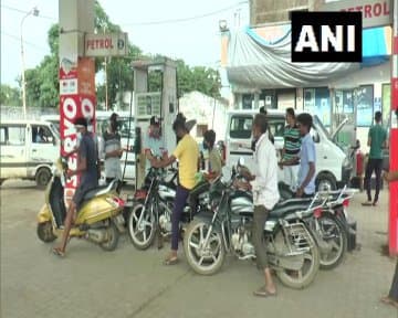 नीरज चोपड़ा के लिए देशवासियों का प्यार उमड़ा, गुजरात के अयूब पठान दे रहे हैं ग्राहकों को मुफ्त पेट्रोल