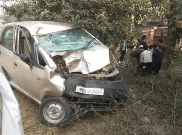 Accident: आजमगढ़ में नैनो कार और बुलेट की टक्कर में एक युवक की मौत, दो घायल