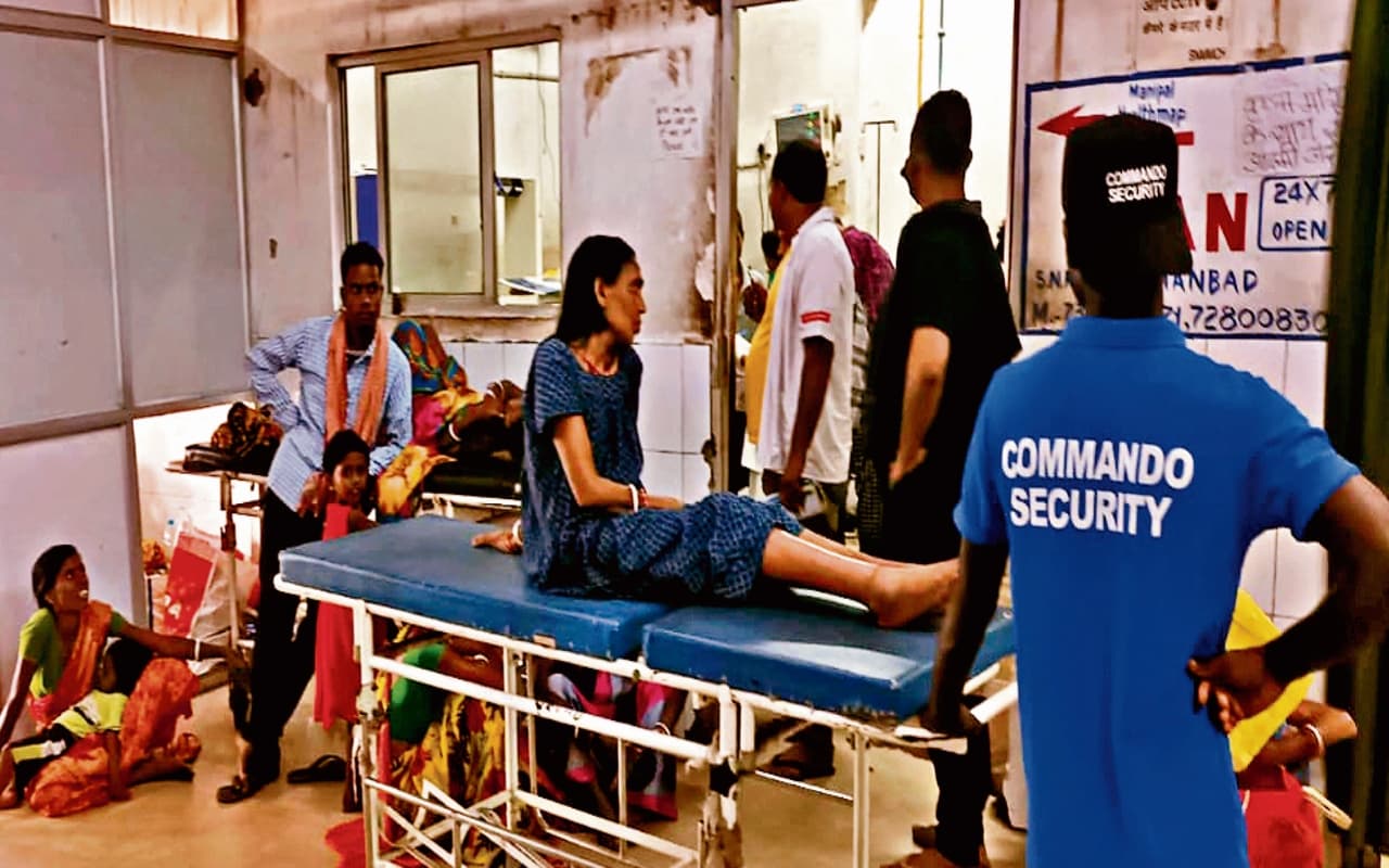 धनबाद SNMMCH में नहीं बढ़ रहा बेड, जवाबदेह भी चुप और मजबूरी में फर्श पर हो रहा मरीजों का इलाज धनबाद SNMMCH में नहीं बढ़ रहा बेड, जवाबदेह भी चुप और मजबूरी में फर्श पर हो रहा मरीजों का इलाज