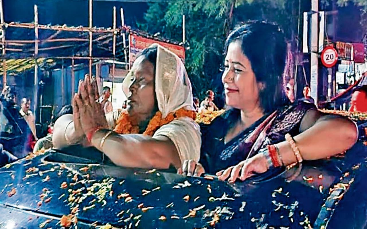 I-N-D-I-A प्रत्याशी बेबी देवी ने रोड शो कर किया जनता का अभिवादन, ढोल-बाजे के साथ निकाला जुलूस, बांटी मिठाई