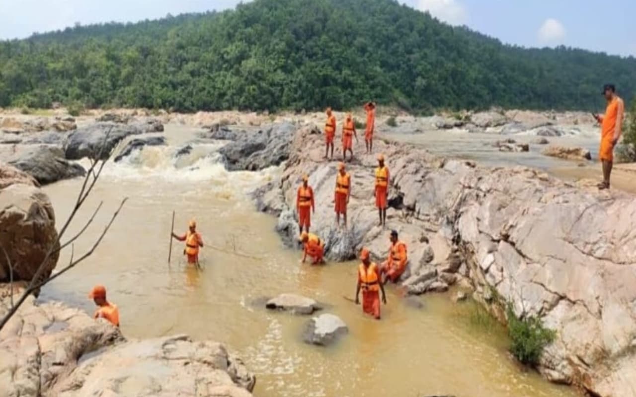 रांची के युवक का शव पांचवें दिन NDRF की टीम ने बंदगांव नदी से निकाला, पिकनिक मनाने गया था पेरवाघाघ जलप्रपात
