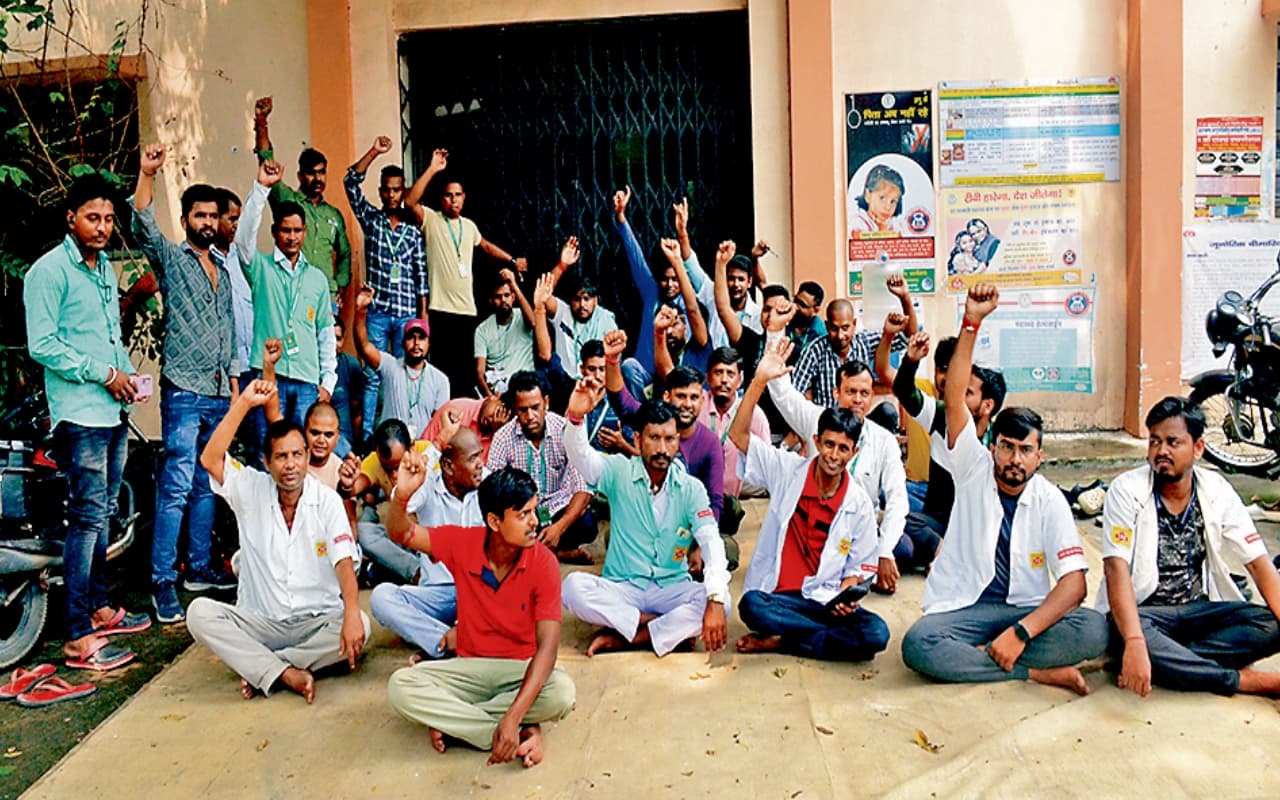 धनबाद में 108 एंबुलेंस कर्मियों की हड़ताल का दिखा रहा असर, SNMMCH से रेफर 14 गरीब मरीज अपने खर्च पर गये रिम्स