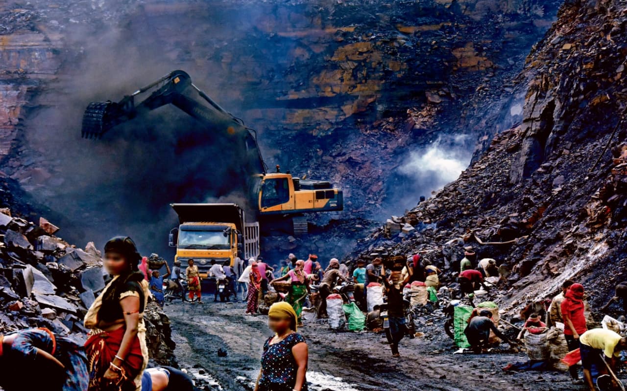 धनबाद : दिन के उजाले में भी धड़ल्ले से हो रही कोयले की चोरी, पुलिस व अधिकारी मौन