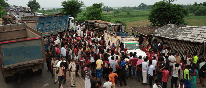 नवगछिया में हुआ दर्दनाक हादसा, सड़क किनारे बनी झोपड़ी में जा घुसा ट्रक, तीन बच्चों की मौत