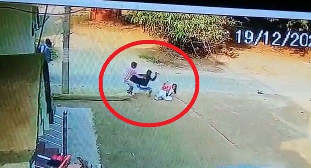 गोपालगंज में आठवीं की छात्रा सरेराह मांगती रही जान की भीख, चाकू से वार करता रहा मनचला, हालत गंभीर