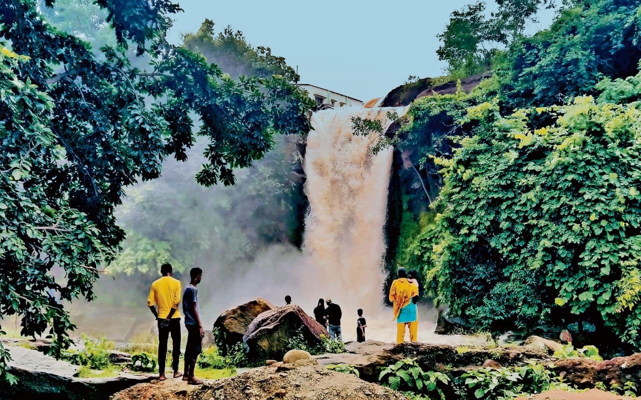 बारिश के बाद झारखंड का छरछरिया झरना लोगों को कर रहा आकर्षित, दूर-दूर से पहुंच रहे सैलानी, देखें PHOTOS