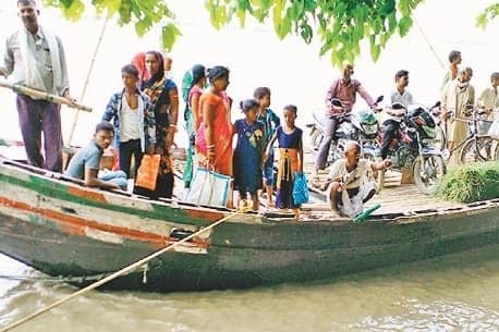 यूपी में बाढ़ से बिगड़े हालात, अपने ही शहर में शरणार्थी बनकर इधर-उधर भटक रहे हजारों लोग