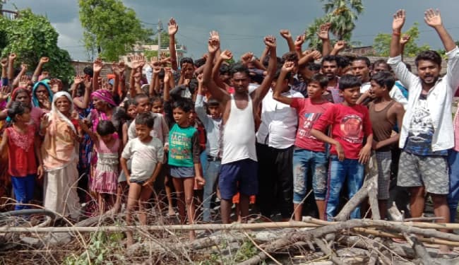 पुलिस ने मां-बेटे को पीटा, नाराज लोगों ने जाम की सड़क, लाठी-डंडे लेकर आयीं महिलाएं तो भागे पुलिसकर्मी, ...जानें क्या है मामला?