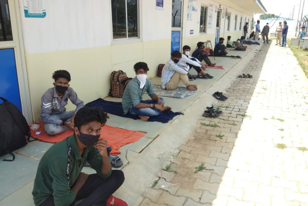 छत्तीसगढ़ प्रशासन ने 150 मजदूरों को झारखंड बॉर्डर पर छोड़ा, गुमला प्रशासन ने घर भिजवाया