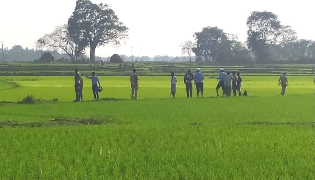 बीच गांव में गिरा वायुसेना का जिंदा बम, एयरफोर्स की खास टीम बम निष्क्रिय करने मौके पर पहुंची