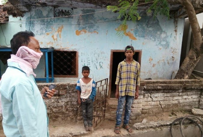 घर में पड़ा है टीबी के मरीज का शव, रो रहे हैं दो नाबालिग बेटे, कोरोना के डर से कोई नहीं कर रहा मदद