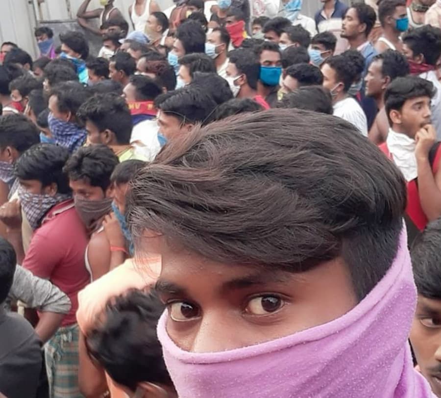 Coronavirus Lockdown: बेंगलुरु के सड़क पर उतरे गढ़वा के सैकड़ों मजदूर