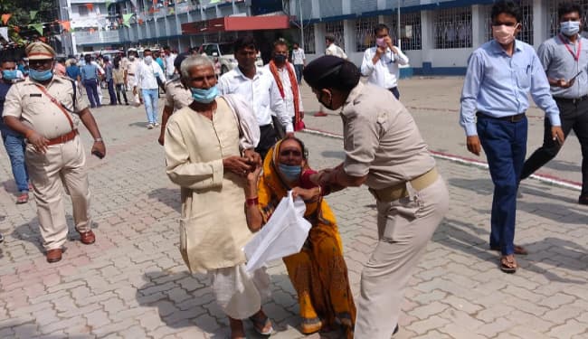 नाबालिग बेटियों के अगवा की प्राथमिकी को लेकर आत्मदाह की कोशिश का मामला: 15 दिनों बाद प्राथमिकी दर्ज, एसपी कर रहे मामले की जांच