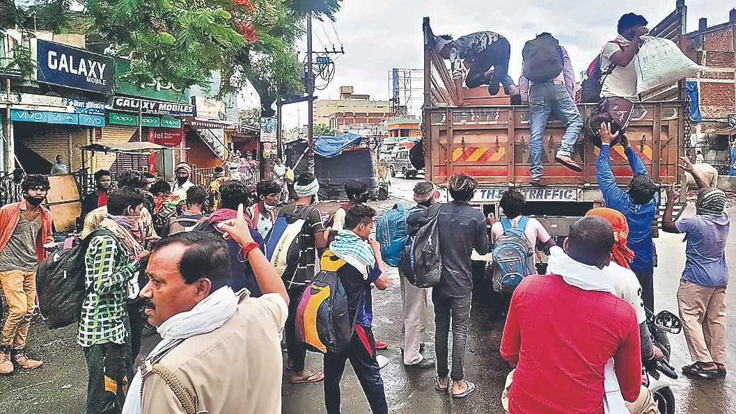 हजारीबाग का बरही बन चुका है प्रवासी मजदूरों का जंक्शन, बिहार व झारखंड के श्रमिकों को ट्रक से भी भेजती है पुलिस