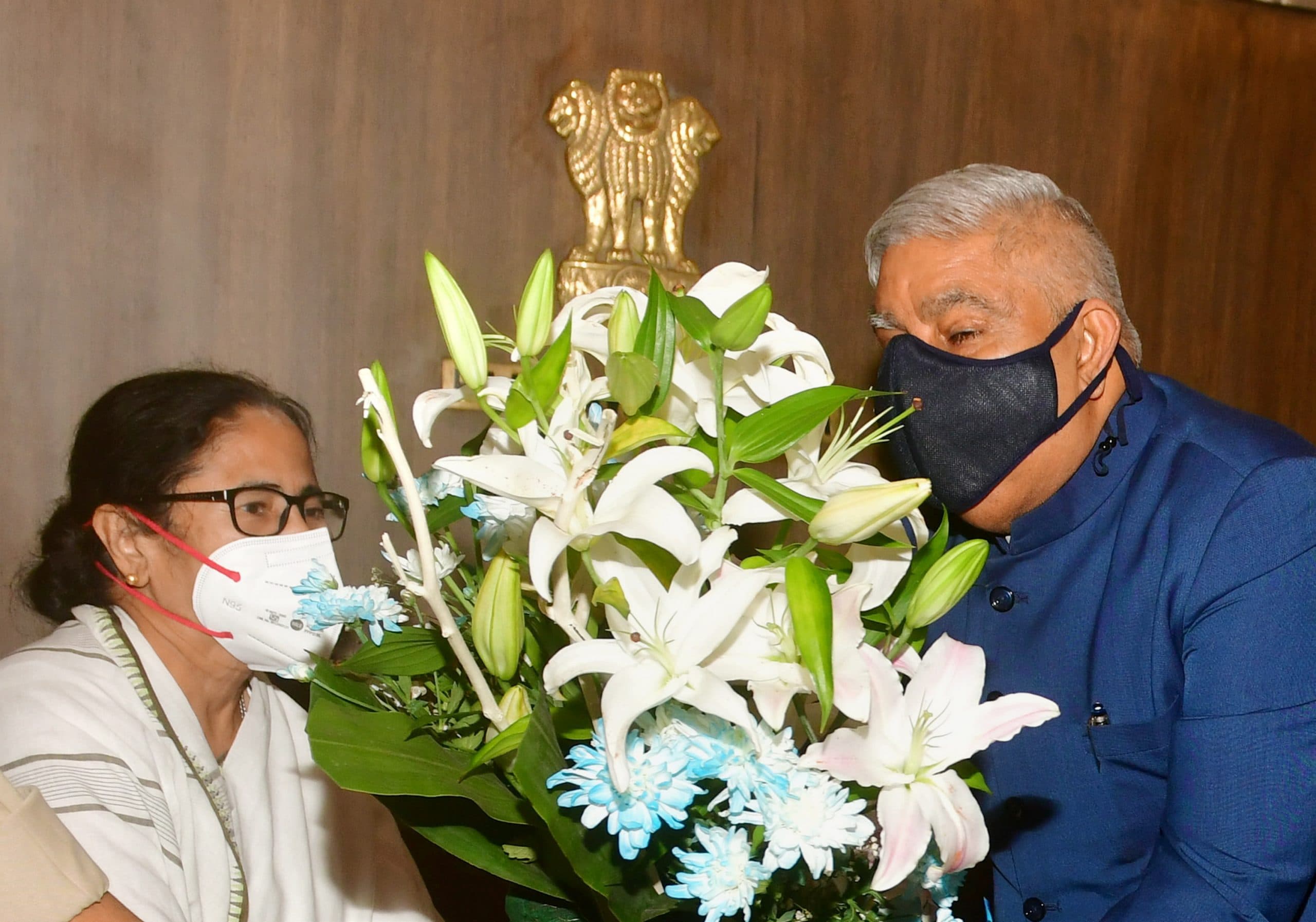 West Bengal Violence : ‘पश्चिम बंगाल में जारी हिंसा को रोकिए’, मिलने पहुंची ममता बनर्जी तो राज्यपाल धनखड़ ने कही ये बात