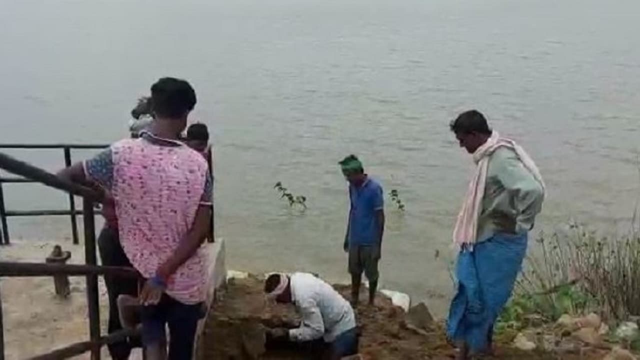 भारत व नेपाल सीमा के 10 हजार किसानों के खेत तक नहीं पहुंचा पानी तो श्रमदान करके बदल दिया नदी का रास्ता