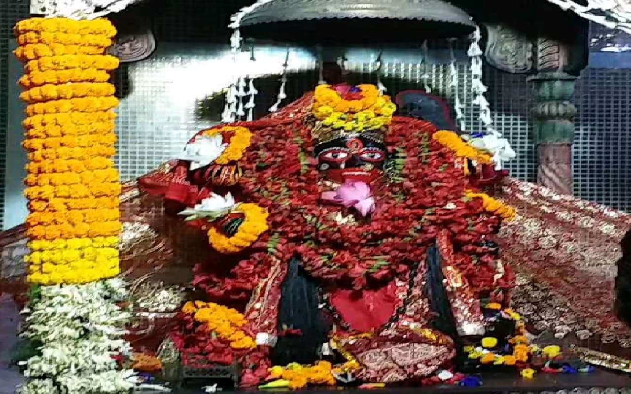 Durga puja : सिद्धेश्वरी काली मंदिर में सप्तमुंड पर विराजमान हैं मां, छह घंटे तक चलती है निशा पूजा