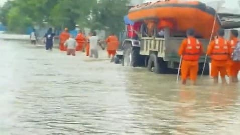 UP Flood: नोएडा में बढ़ा यमुना का जलस्तर, कई सोसायटी में घुसा पानी, लोग हुए परेशान