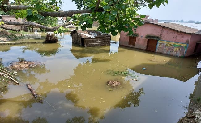 Bihar Flood: बिहार में लाल निशान से ऊपर बह रही बागमती और गंडक, मुजफ्फरपुर जिले में बाढ़ से टापू बन गए कई गांव