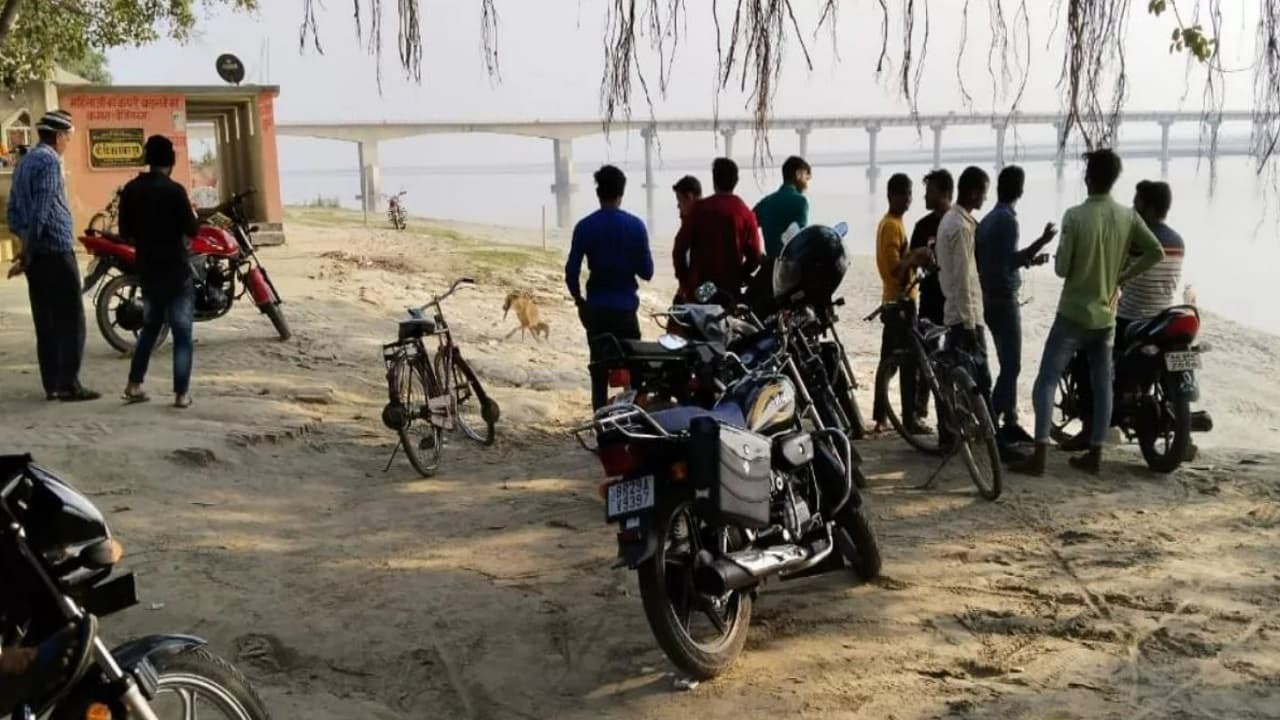 मुबारकपुर कांड: छपरा में दो दिनों से इंटरनेट बंद, 100 करोड़ का व्यापार प्रभावित,नदी किनारे जाकर युवा कर रहे काम