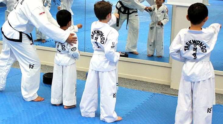 अंतरराष्ट्रीय ताइक्वांडो बाल वर्ग में स्वर्ण पदक जीत चुके दो भाई- बहन जरूरत मंदों के लिए बना रहे हैं मास्क