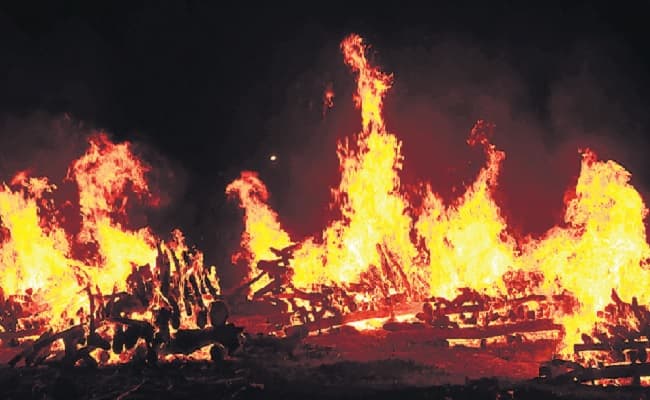 Prayagraj News: पुलिस ने चिता से उठवाया महिला का शव, हत्या की आशंका