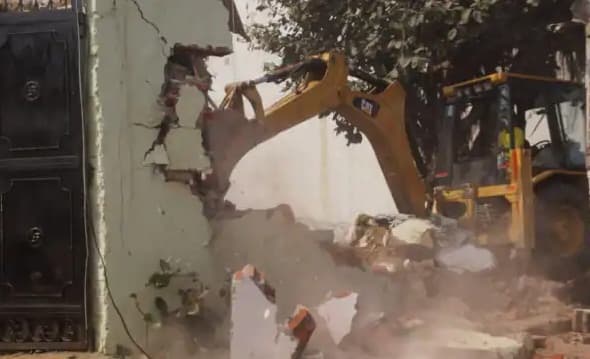 UP में बुलडोजर का कमबैक, माफिया बदन सिंह बद्दो की अवैध प्रॉपर्टी को ढहाया, लोगों को याद आया बाबा का वादा