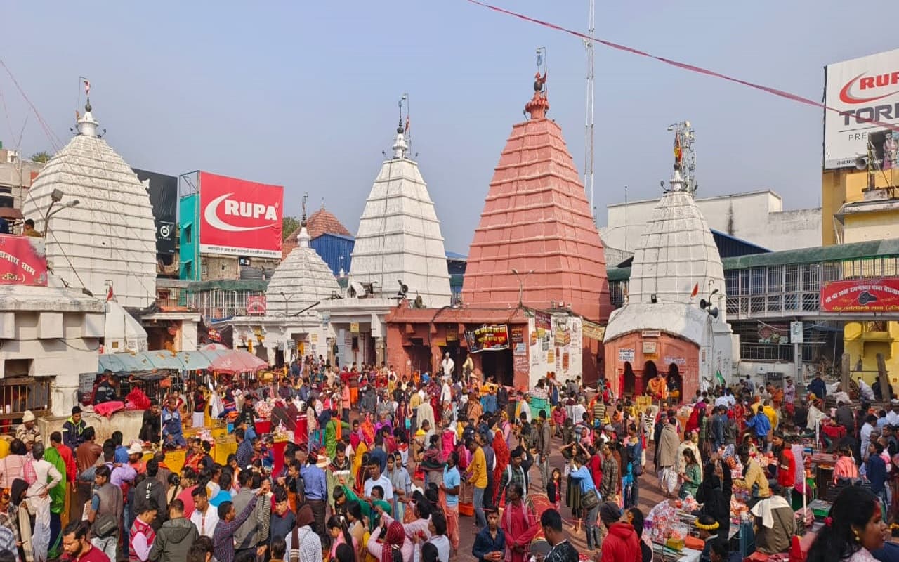 Jharkhand News: देवघर में बाबा बैद्यनाथ की पूजा कर नववर्ष की शुरुआत, डेढ़ लाख श्रद्धालुओं ने किया जलार्पण