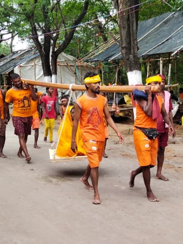PHOTOS: बोल बम के जयकारे से गूंज रहा देवघर, देखते बन रहा कांवरियों का उत्साह