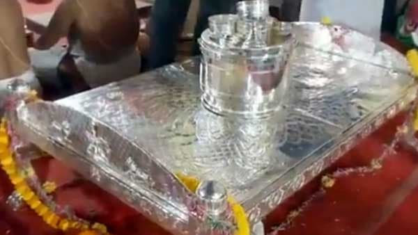 Varanasi News: बाबा विश्वनाथ के लिए तैयार किया गया 25 किलो चांदी का पलंग, दक्षिण भारत का ट्रस्ट करेगा दान
