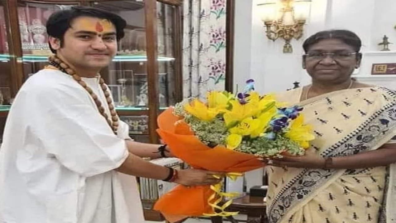 बागेश्वर बाबा धीरेंद्र शास्त्री राष्ट्रपति से मिले, पटना में दरबार लगाने से ठीक पहले मुलाकात की वजह जानिए..