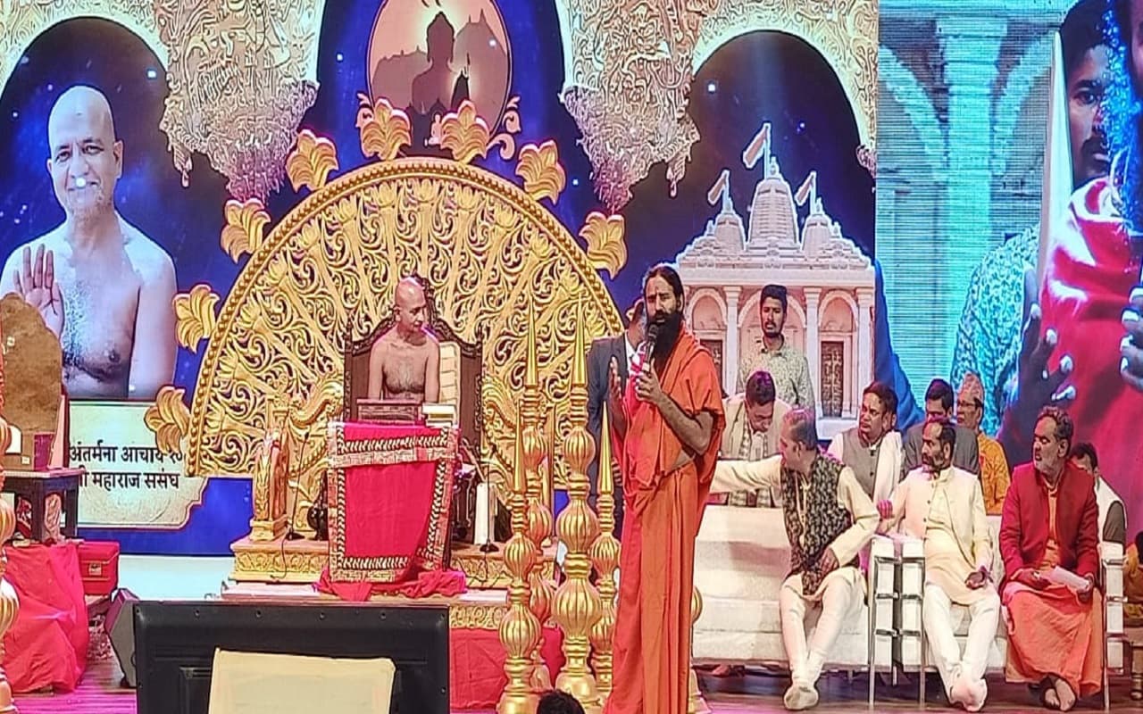 महापारणा महोत्सव: मधुबन में आचार्य प्रसन्न सागर जी महाराज से आशीर्वाद लेकर क्या बोले योग गुरु बाबा रामदेव ?