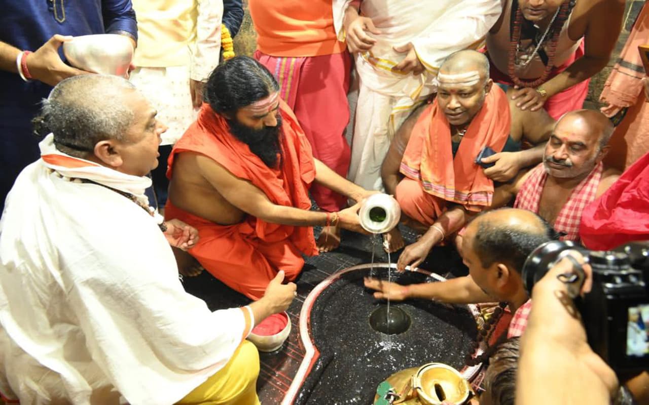 Jharkhand News: बाबा बैद्यनाथ की शरण में बाबा रामदेव, बोले- सनातन धर्म और योग से भारत को बनाएंगे विश्व गुरु