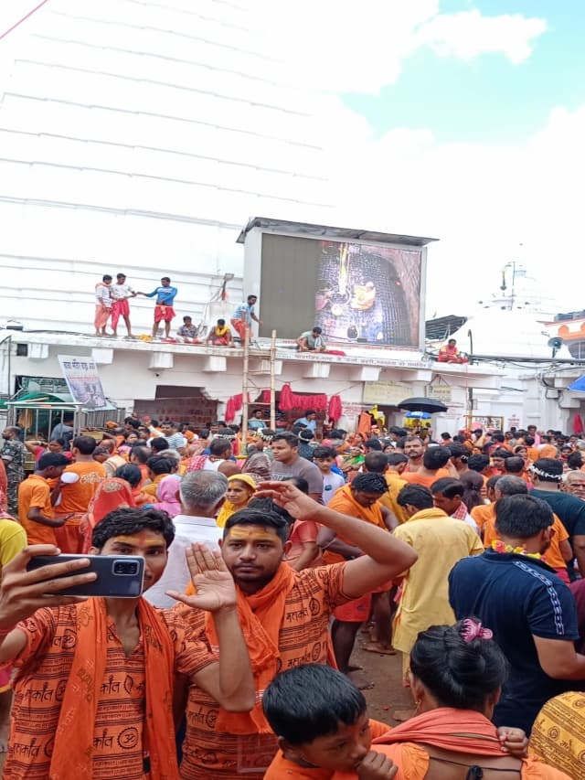 Deoghar Shravani Mela: हाथ में जल लिए ‘बोलबम’ का नारा दे रहे कांवरिये, देखें PHOTOS