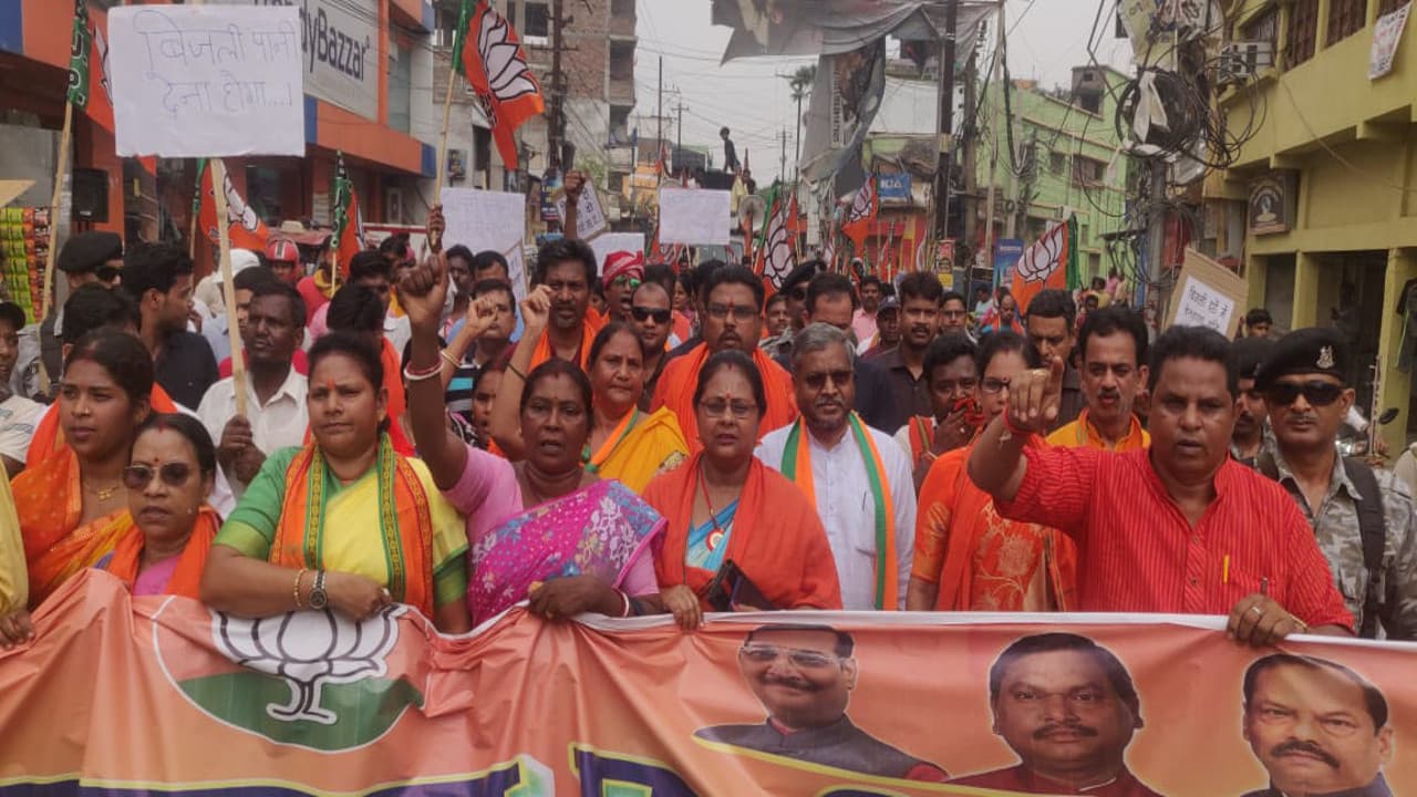 बिजली की दयनीय स्थिति पर पाकुड़ में भाजपा ने निकाली पदयात्रा,बाबूलाल मरांडी ने हेमंत सरकार पर साधा निशाना