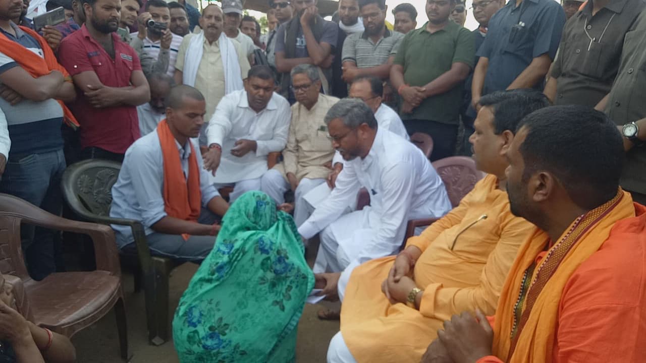 पूर्व CM बाबूलाल मरांडी ने मृतक अर्जुन साव के परिजनों से की मुलाकात, बोले-राज्य में कानून व्यवस्था ध्वस्त