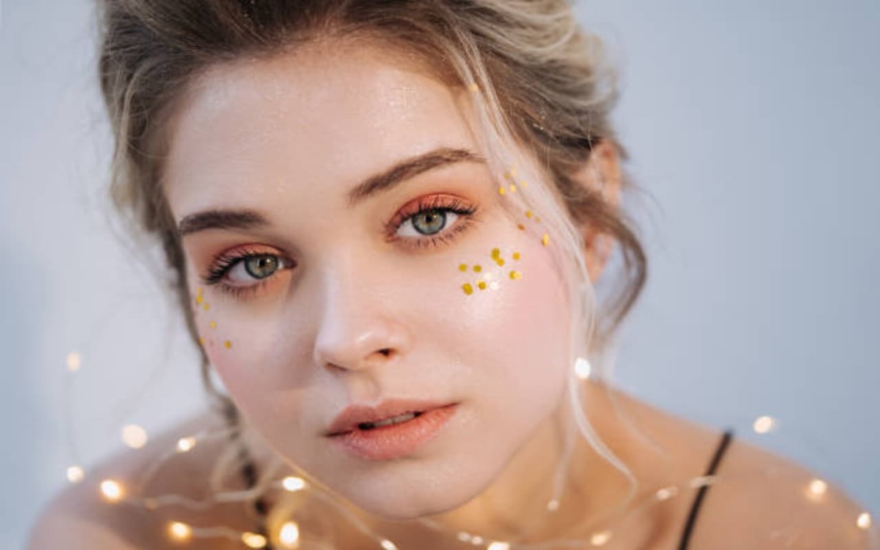 सर्दियों में फूलों की तरह खिल उठेगा चेहरा, जानिए चमक बढ़ाने के ब्यूटी टिप्स