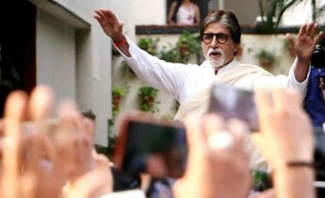 घर के बाहर जुटने वाले प्रशंसकों को मिस कर रहे Amitabh Bachchan, बोले- रविवार पहले जैसा नहीं रहा...