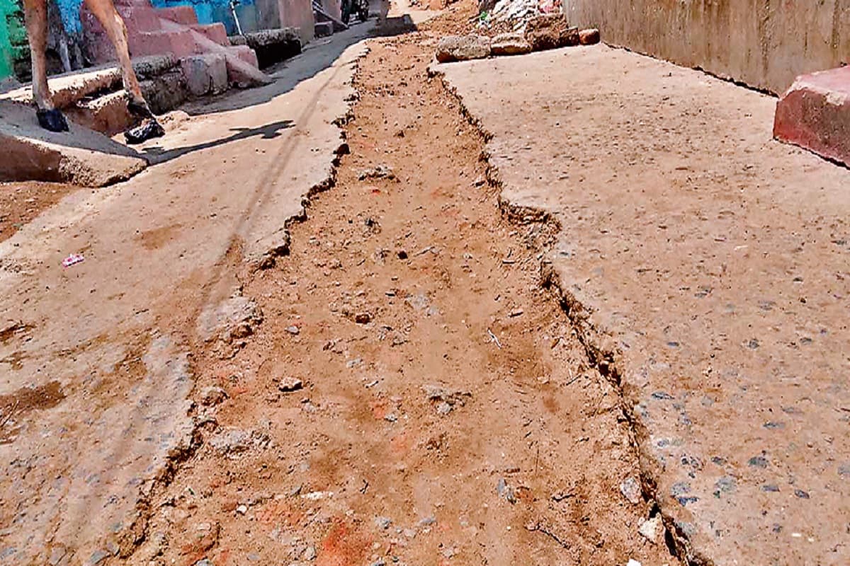 Chatra News: चार साल पहले गड्ढा खोदकर बिछाया गया पाइप, न पानी मिली न ही अच्छी सड़क