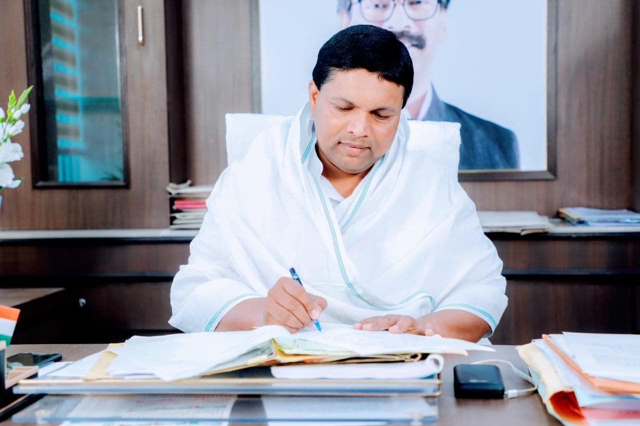 बादल पत्रलेख बोले- हेमंत सोरेन सरकार ने लोगों के चेहरे पर मुस्कान लाने का किया काम